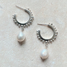 Load image into Gallery viewer, Solana Pearl Hoops